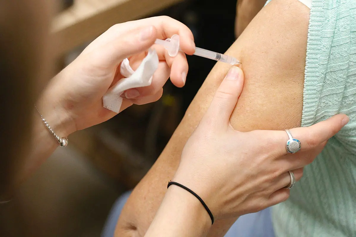 Les femmes et les jeunes adultes sont plus exposés aux effets secondaires du vaccin Covid-19 selon une étude