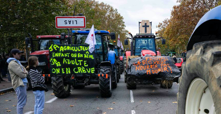 Plus de 10.000 panneaux retournés en France: à bout, les agriculteurs cherchent à se faire entendre