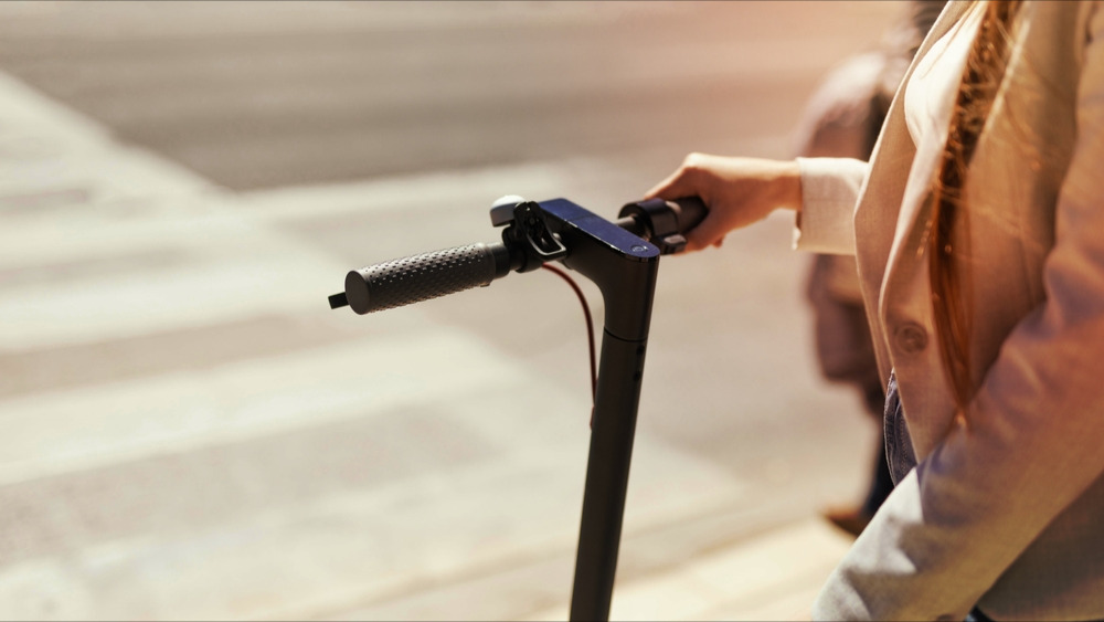 Percutée en trottinette par la voiture du maire de Bordeaux: la plainte d&rsquo;une étudiante classée sans suite