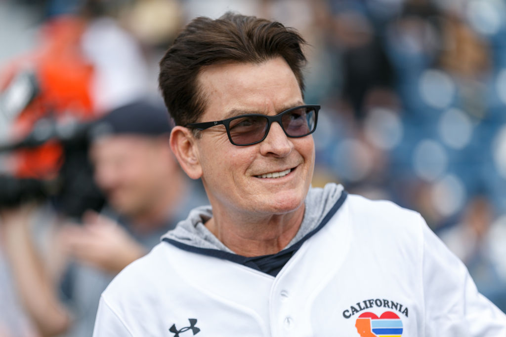 Elle s&rsquo;est introduite au domicile de l&rsquo;acteur américain Charlie Sheen et l&rsquo;a attaqué