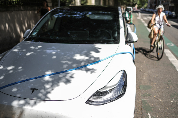 Une voiture électrique à 100 euros par mois pour les plus modestes et un «bonus électrique»