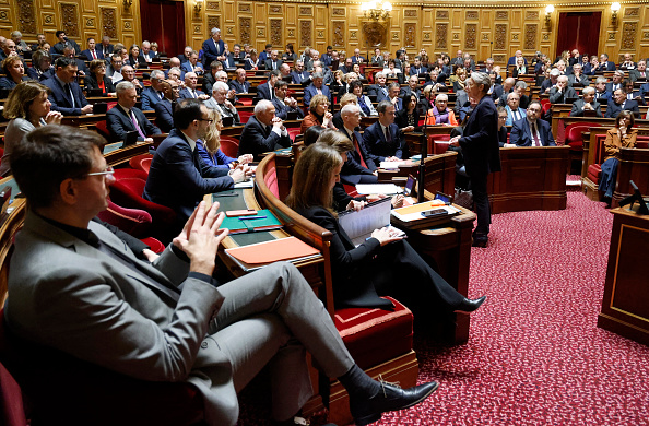 Avant les députés, les sénateurs avaient déjà augmenté l&rsquo;avance de leurs frais de mandat, de 700 euros par mois