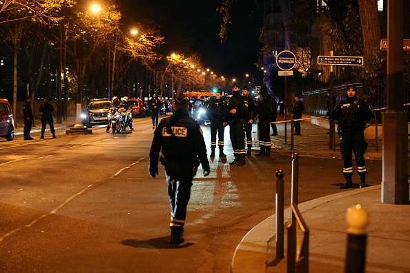 Attentat près de la tour Eiffel: la garde à vue de la femme proche de l&rsquo;assaillant levée