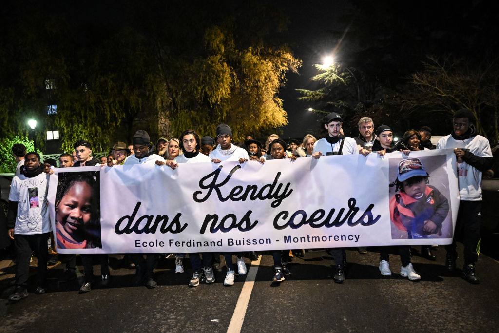 «Toujours souriant»: marche blanche en hommage à Kendy tué sur fond de rivalité interquartiers dans le Val-d’Oise