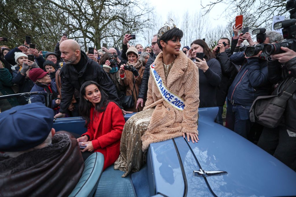Bain de foule et pluie de compliments pour la nouvelle miss France dans son village du Nord