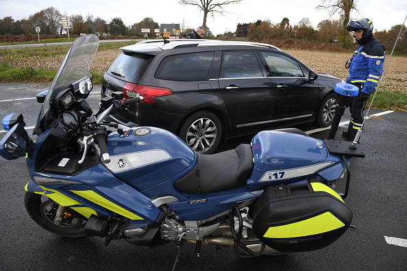Refus d’obtempérer: un gendarme traîné par une voiture, la main coincée dans la portière