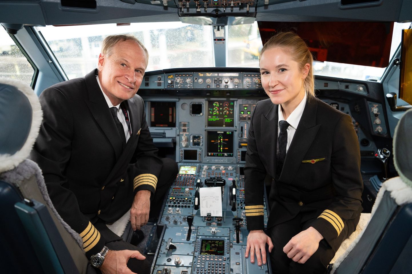 Après 37 ans de carrière, un pilote d&rsquo;avion effectue son dernier vol avec sa fille comme copilote