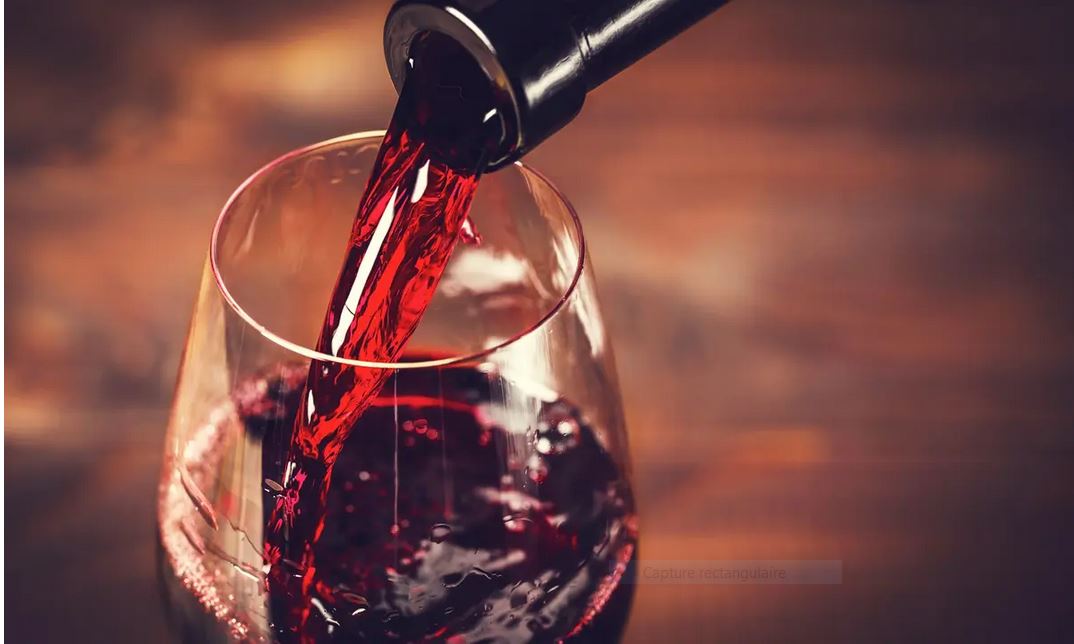 Une étude récente révèle les responsables improbables des maux de tête liés à la consommation de vin rouge