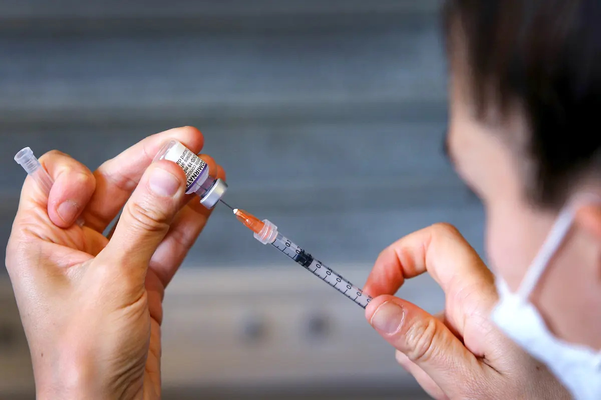 Les personnes sont plus susceptibles de souffrir de vertiges et d&rsquo;acouphènes peu après la vaccination contre le Covid-19 : étude