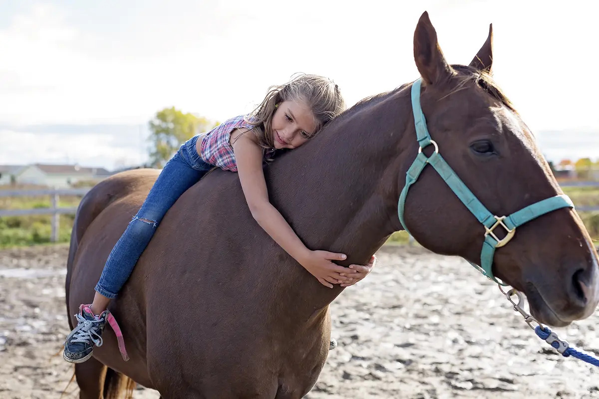 La thérapie par la nature, l&rsquo;art et les chevaux, est prometteuse pour les enfants autistes