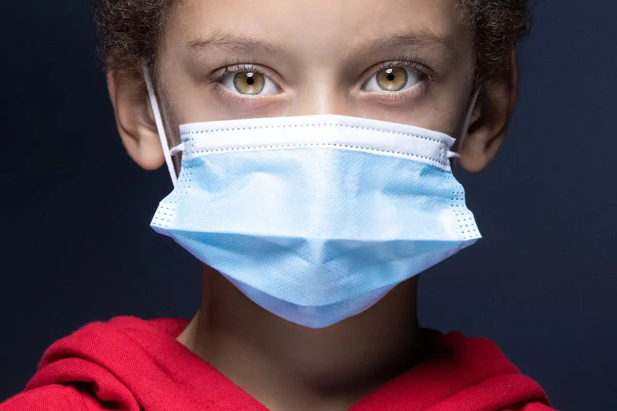 Il n&rsquo;y a aucune « preuve de bénéfice » au port du masque pour les enfants : revue d&rsquo;études multiples