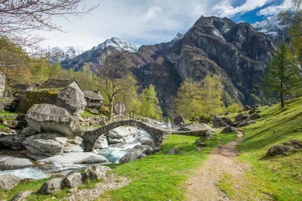 Ce hameau ressemble à la Comté de Tolkien où des gens y vivent encore