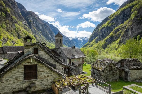 Ce hameau ressemble à la Comté de Tolkien où des gens y vivent encore
