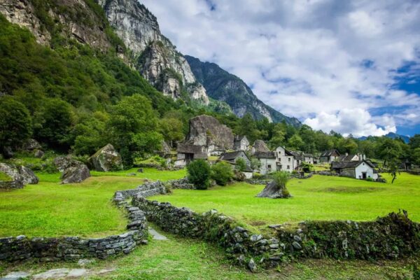 Ce hameau ressemble à la Comté de Tolkien où des gens y vivent encore