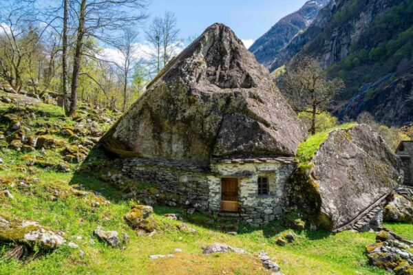 Ce hameau ressemble à la Comté de Tolkien où des gens y vivent encore