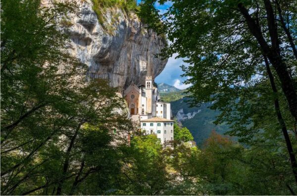 Une basilique construite sur une falaise il y a 500 ans semble flotter entre le ciel et la terre