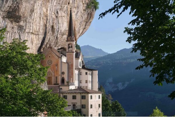Une basilique construite sur une falaise il y a 500 ans semble flotter entre le ciel et la terre