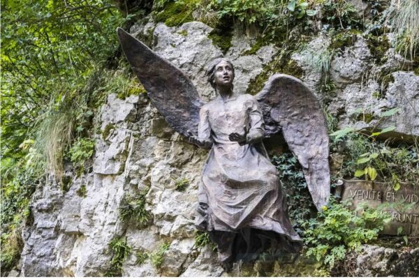 Une basilique construite sur une falaise il y a 500 ans semble flotter entre le ciel et la terre