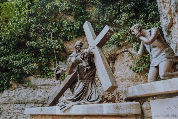 Une basilique construite sur une falaise il y a 500 ans semble flotter entre le ciel et la terre