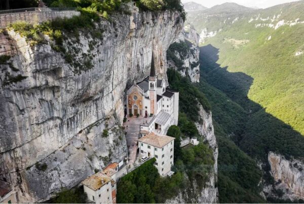 Une basilique construite sur une falaise il y a 500 ans semble flotter entre le ciel et la terre