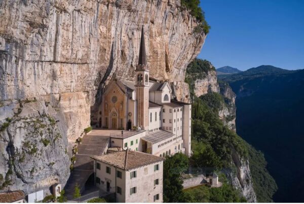 Une basilique construite sur une falaise il y a 500 ans semble flotter entre le ciel et la terre