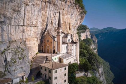 Une basilique construite sur une falaise il y a 500 ans semble flotter entre le ciel et la terre
