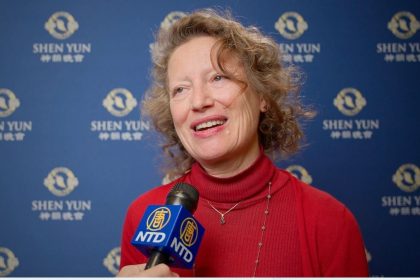 Une spectatrice à Florence félicite les chanteurs de Shen Yun pour leur technique vocale du bel canto