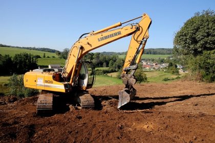 À bout des nuisances de ce squatteur, un agriculteur tente de le déloger avec son tractopelle