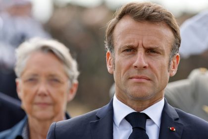Macron fait durer le feuilleton du remaniement, suspense pour Matignon