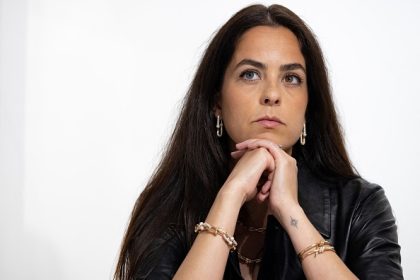 «J&rsquo;ai eu envie de me tuer»: Anouchka Delon déplore les propos de son frère Anthony et dépose plainte contre lui
