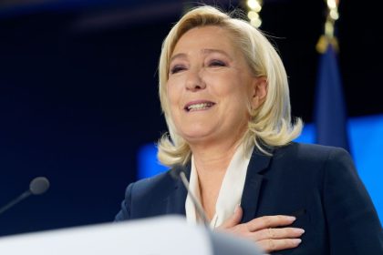 Marine Le Pen largement en tête des intentions de vote pour 2027, la gauche loin derrière, selon un sondage