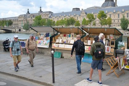 JO 2024: action en justice des bouquinistes qui contestent le démontage de leurs boîtes