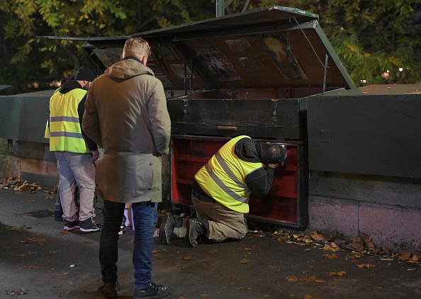 JO 2024: action en justice des bouquinistes qui contestent le démontage de leurs boîtes
