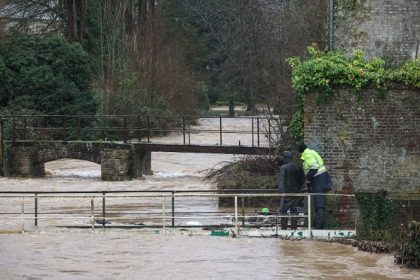 Crues dans le Nord de la France: l&rsquo;Aa toujours en rouge, des sinistrés hébergés pour la nuit