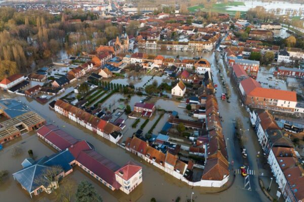 «On vit comme des chiens dans nos maisons»: une victime des inondations prend à partie Christophe Béchu qui promet des «réponses exceptionnelles»