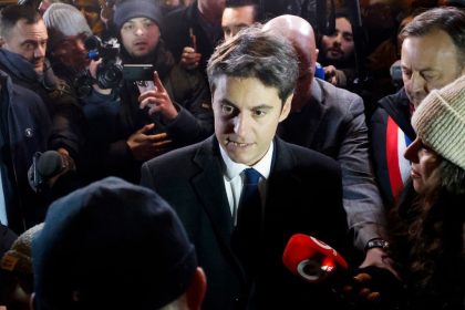 Gabriel Attal, son histoire d&rsquo;amour avec une chanteuse française