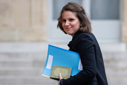 «Nous sommes un petit peu pressés»: la nouvelle ministre Marie Lebec arrive en métro puis repart en voiture avec chauffeur