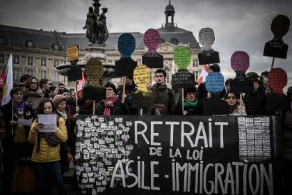 Loi immigration: blocages de lycées et manifestation de jeunes à Paris