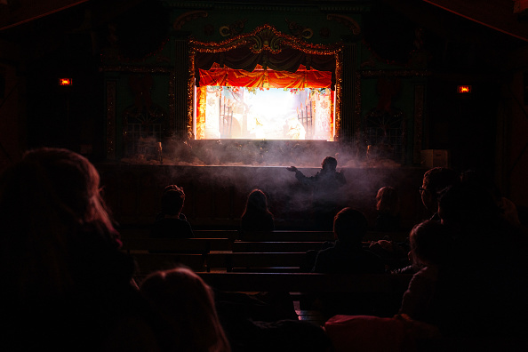 JO-2024: l&rsquo;angoisse du marionnettiste de la Tour Eiffel, chassé de son théâtre