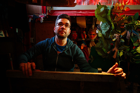 JO-2024: l&rsquo;angoisse du marionnettiste de la Tour Eiffel, chassé de son théâtre