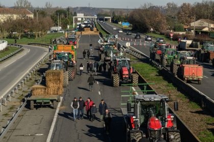 Blocage de l&rsquo;A64 et des accès à la centrale de Golfech par les agriculteurs