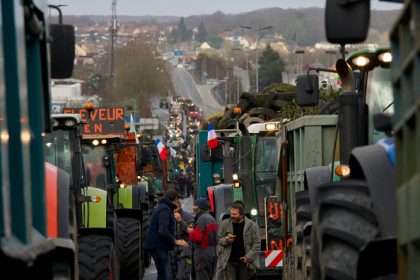 Agriculteurs en colère: du «jamais vu», de nombreux axes bloqués dont les autoroutes A7 et A9 sur 400 km