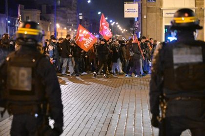 Rennes: des centaines d&rsquo;opposants à la loi immigration pillent des magasins et dégradent la ville