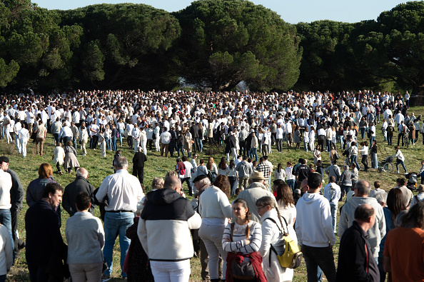 « Solidarité et émotion » : 4000 participants à la marche blanche en hommage à Alexandra et Camille tuées sur un barrage en Ariège