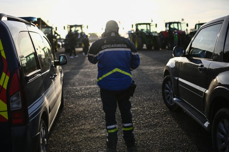 15.000 policiers et gendarmes mobilisés, les tracteurs en route pour le « siège de la capitale »