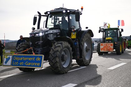 Colère des agriculteurs: un prêtre bénit le convoi parti du Lot-et-Garonne, à Bergerac