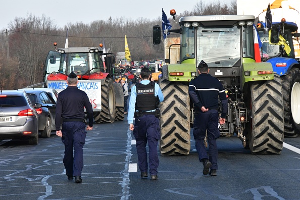 Colère des agriculteurs: un convoi d&rsquo;agriculteurs en route pour Rungis