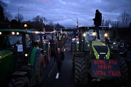 Colère des agriculteurs : un convoi de 300 tracteurs avance vers Rungis, des tracteurs aux portes de Roissy, vers un blocus de Lyon