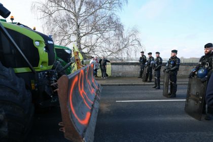 Le convoi d&rsquo;agriculteurs du Sud-Ouest vers Rungis en partie bloqué dans le Loiret