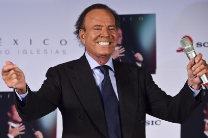 Le chanteur Julio Iglesias contrôlé à l&rsquo;aéroport en République dominicaine avec 42 kg de nourriture dans ses bagages